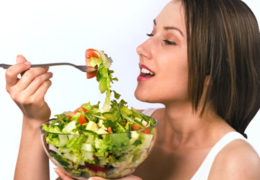 Девушка ест салат