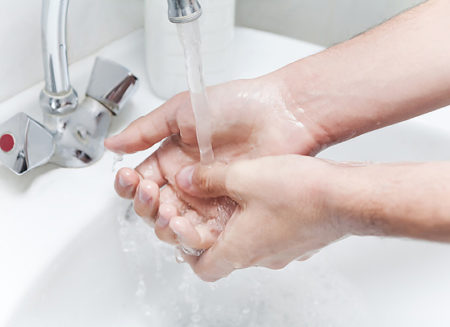 Моет руки
